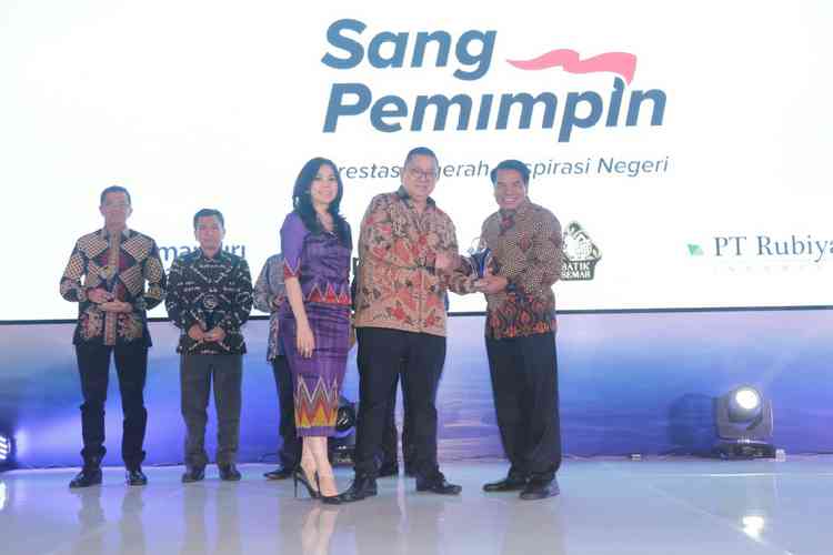 Sekda Kota Malang Wasto menerima penghargaan Hotel Kempenski Jakarta, Jumat (18/10). (Humas Pemkot Malang)