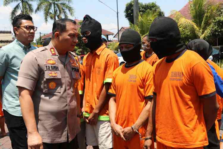 Kapolres Malang AKBP Yade Setiawan Ujung saat mengintrogasi tersangka pada rilis hasil Operasi Sikat Semeru 2019. (Istimewa/Humas).