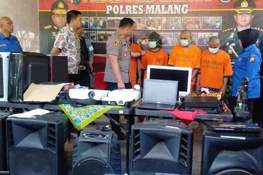 Kapolres Malang AKBP Yade Setiawan Ujung saat mengintrogasi tersangka dalam rilis di Polres Malang. (Toski D).