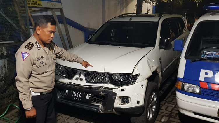 Kanit Laka Polresta Malang Kota, Iptu Deddy Catur menunjukkan mobil terduga milik pelaku tabrak lari. (Istimewa)