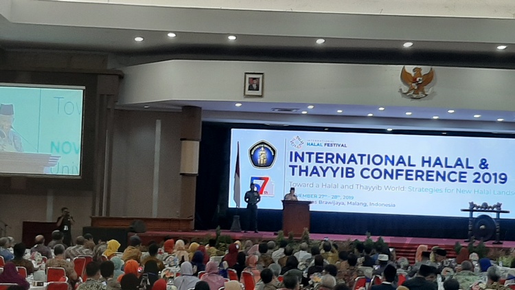 Wakil Presiden Ma'ruf Amin saat memberi sambutan di International Halal and Tayyib Conference UB. (Lisdya)