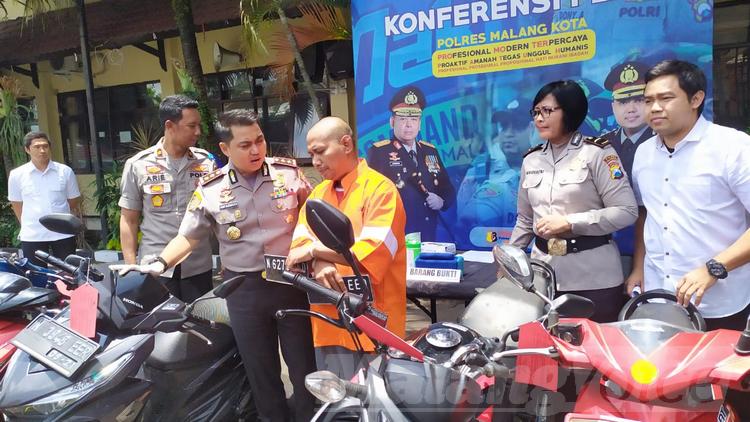 Kapolres Malang Kota AKBP Dony Alexander bersama pelaku dan barang bukti motor hasil curian. (deny rahmawan)