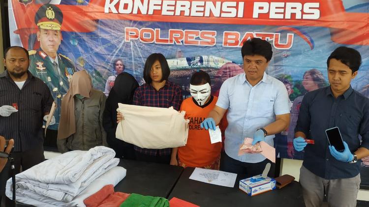 Kasatreskrim Polres Batu, AKP Hendro Triwahyono saat melakukan konferensi pers di Polres Batu Kamis (7/11).