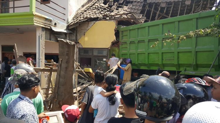 Truk no.pol N 9829 A menambrak sebuah rumah dan warung di pinggir Jalan Raya Talangsuko. (Istimewa)