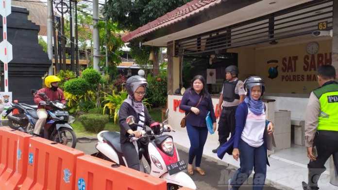 Pemeriksaan pengunjung di pos penjagaan Polres Malang Kota. (deny rahmawan)