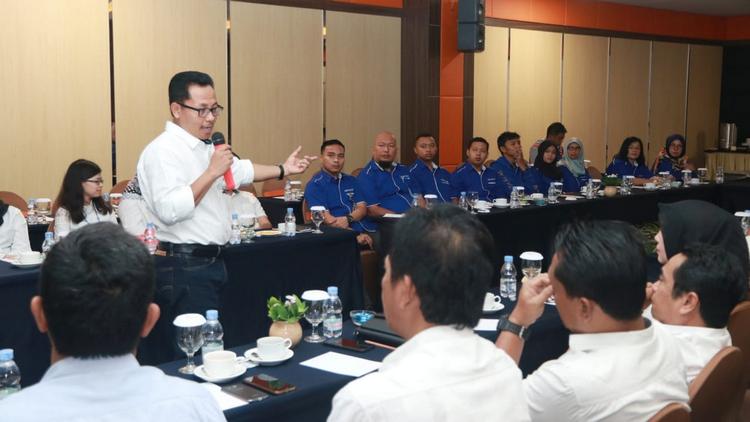 Wali Kota Malang Sutiaji memberikan pengarahan kepada peserta Penguatan Sinergitas dan Motivasi BUMD di Hotel Aria Gajayana Malang, Rabu (20/11).(Humas Pemkot Malang)