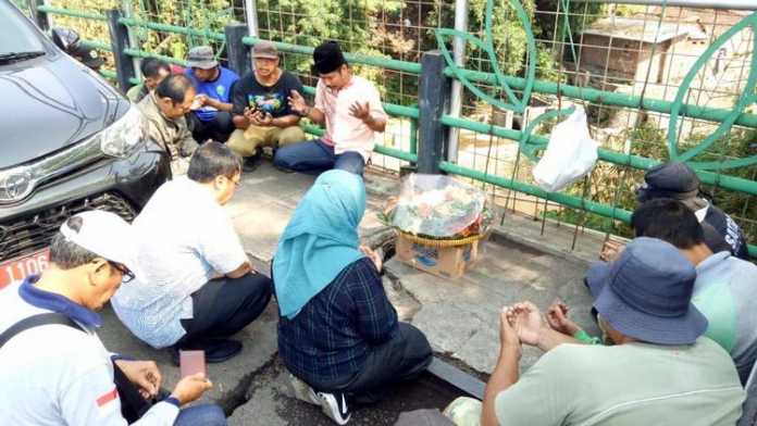 Doa bersama sebelum rekonstruksi Jembatan Muharto, Jumat (22/11). (Humas Pemkot Malang)