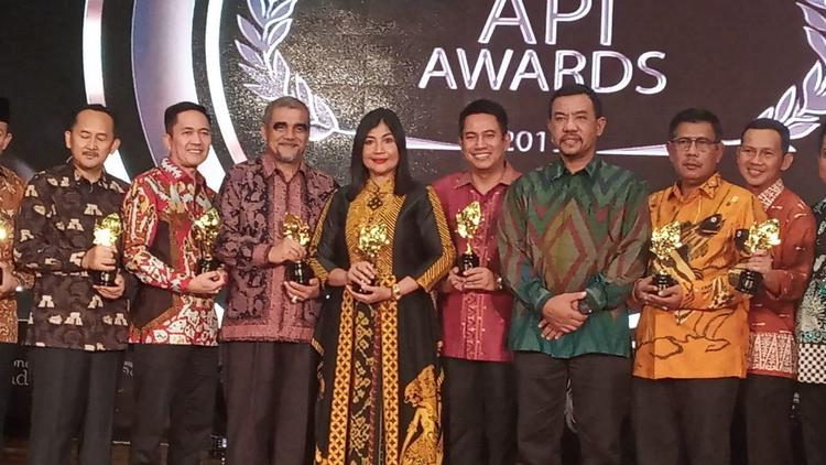 Kepala Dinas Kebudayaan dan Pariwisata Kota Malang Ida Ayu Made Wahyuni menerima piala API 2019 di Jakarta, Jumat (22/11). (Humas Pemkot Malang)