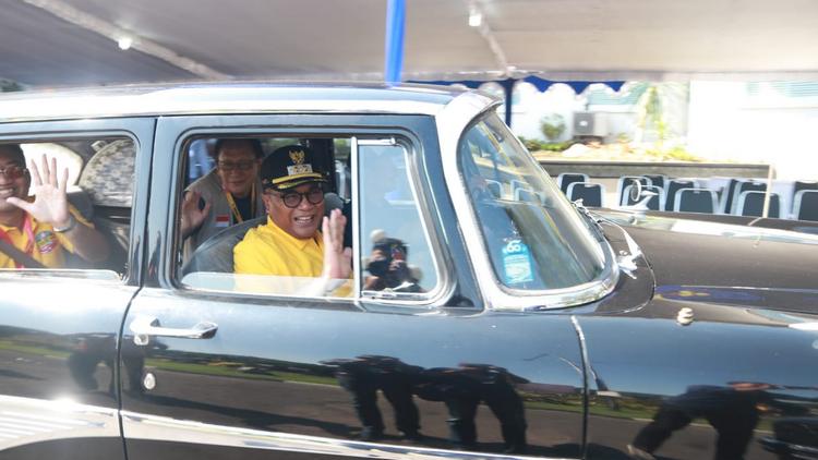 Wakil Wali Kota Malang Sofyan Edi Jarwoko jajal mobil Dodge Limousine eks Presiden Soekarno di depan Balai Kota Malang, Sabtu (23/11). (Humas Pemkot Malang)