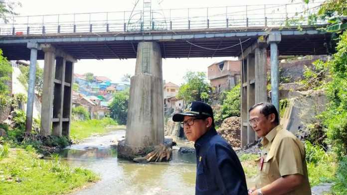 Wali Kota Malang Sutiaji didampingi Kepala DPUPR Hadi Santoso meninjau proses rekonstruksi Jembatan Muharto, Senin (25/11). (Humas Pemkot Malang)