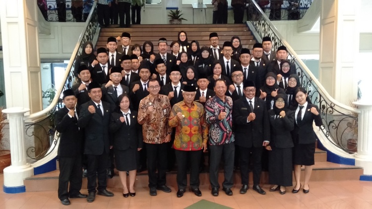 Bupati Malang HM Sanusi, saat foto bersama dengan para peserta Diklatpim (Toski D).