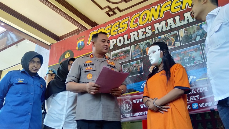 pelaku Tiwi Rahayu, alias Reva saat diinterogasi Kapolres Malang AKBP Yade Setiawan Ujung. (Toski D).