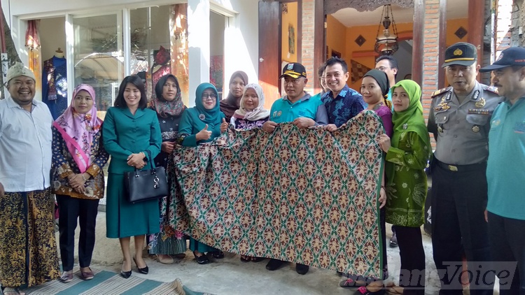 Bupati Malang HM Sanusi (tengah Berpeci), saat foto bersama pecanting dan pengusaha batik. (Toski D)