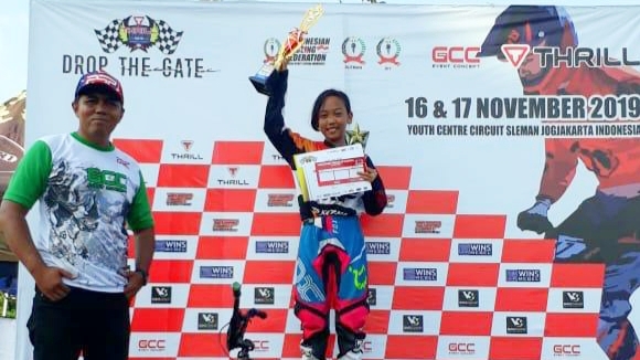 Rahma Alya Putri Nugroho, pembalap BMX ISSI Kota Batu saat menerima medali dan trophy juara umum Kejurnas GCC BMX Championship. (Humas KONI for MVoice)