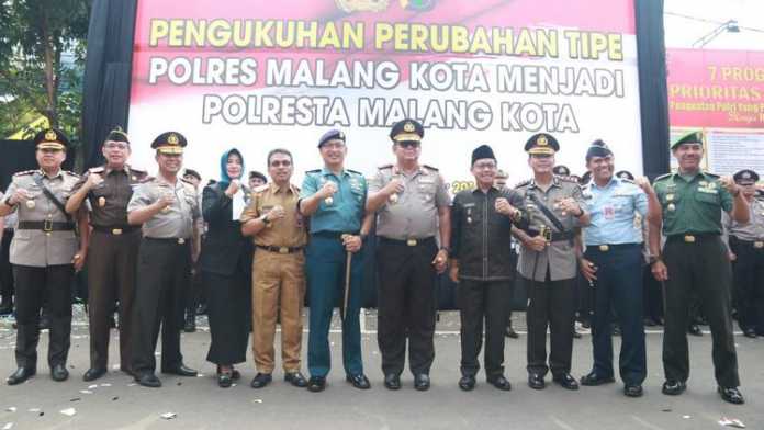 Wali Kota Malang, Sutiaji menghadiri Sertijab dan dikukuhkannya perubahan tipe di Mapolresta Malang Kota, Kamis (28/11). (Humas Pemkot Malang)
