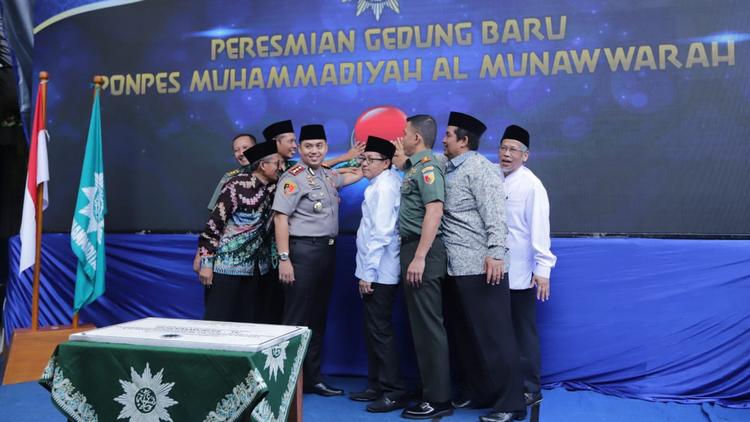 Wali Kota Malang Sutiaji menghadiri peringatan Milad ke- 107 Muhammadiyah diselenggarakan Pengurus Daerah Muhammadiyah Kota Malang di Ponpes Al Munawarah , Minggu malam (3/11). (Humas Pemkot Malang)