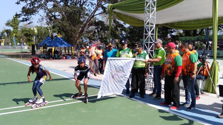 Jajaran Forkopimda Kabupaten Malang saat memberangkatkan atlet sepatu roda. (Toski D)