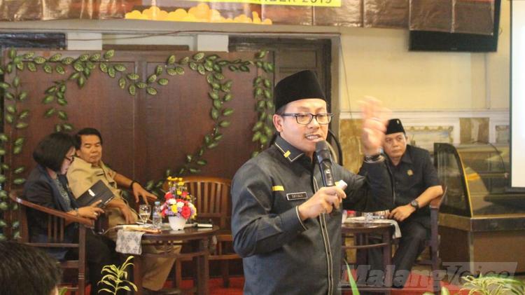 Wali Kota Malang Sutiaji menghadiri dialog publik di Hotel Pelangi, Senin (18/11). (Aziz Ramadani MVoice)