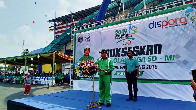 Bupati Malang HM Sanusi saat membuka POR SD/MI di halaman parkir Stadion Kanjuruhan. (Toski D).