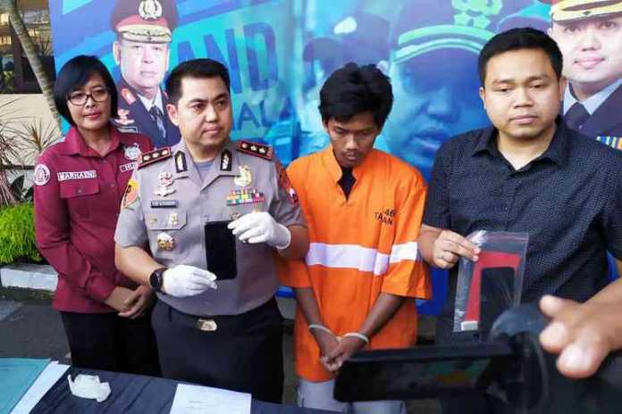 Kapolres Malang Kota AKBP Dony Alexander menunjukkan barang bukti pelaku kasus pornografi. (deny rahmawan)