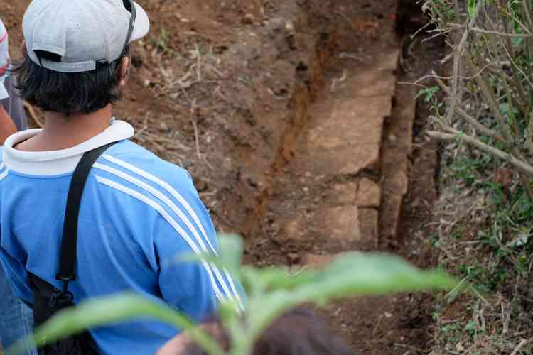 Tumpukan batu bata kuno yang ditemukan oleh Anton Adi Wibowo di Desa Pendem, Kota Batu, Senin (25/11). (Foto : Istimewa)