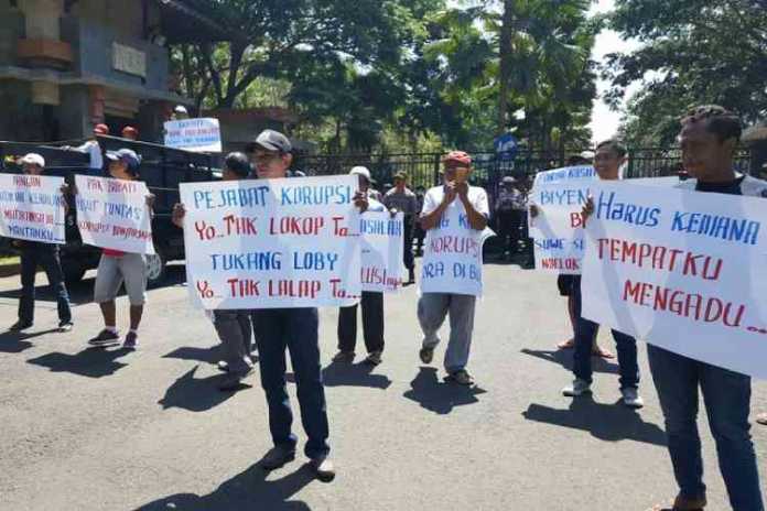 Pendemo saat menggelar aksi di depan Pendopo Kabupaten Malang, Jalan Panji Kepanjen. (Toski D)