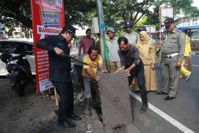 Wali Kota Malang Sutiaji memantau pembersih drainase tersumbat sampah di kawasan Jalan Soekarno-Hatta, Senin (4/11). (Humas Pemkot Malang)