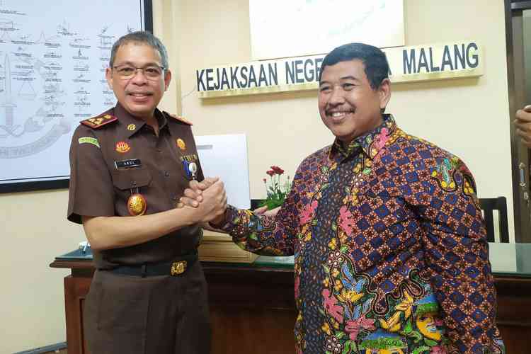 Kepala Kejaksaan Negeri Kota Malang, Andi Darmawangsa bersama Amran Lakoni. (deny rahmawan)