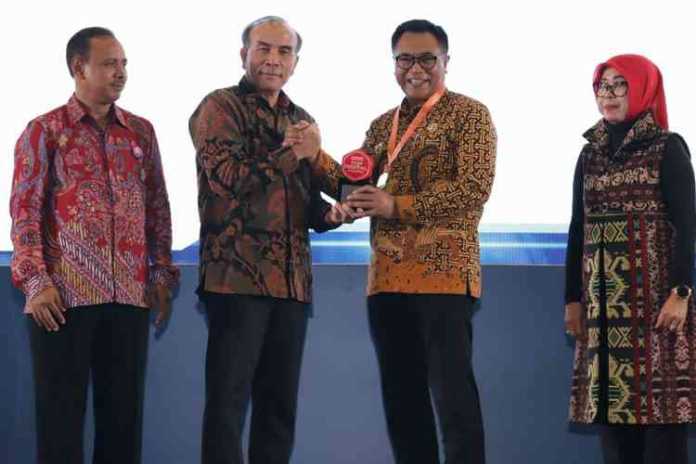 Wakil Wali Kota Malang, Sofyan Edi Jarwoko menerima penghargaan Top Digital Award 2019 di Golden Ballroom, Hotel Sultan Jakarta, Rabu (27/11). (Humas Pemkot Malang)