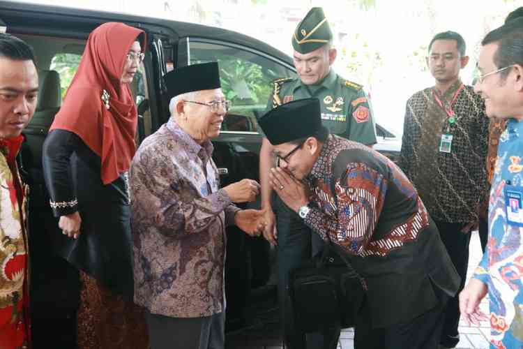 Wali Kota Malang, Sutiaji menyambut Wakil Presiden KH Ma'ruf Amin di Universitas Brawijaya, Rabu (27/11). (Humas Pemkot Malang)