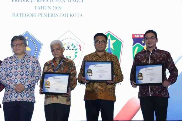 Wakil Wali Kota Malang Sofyan Edi Jarwoko menerima penghargaan Ombudsman Award 2019 di Jakarta, Rabu (27/11). (Humas Pemkot Malang)