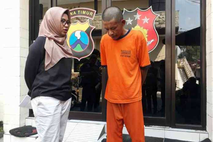 Pelaku Saiful (Baju Orange) saat diinterogasi Kanit PPA Satreskrim Polres Malang Ipda Yulistiana Sri Iriana. (Toski D).