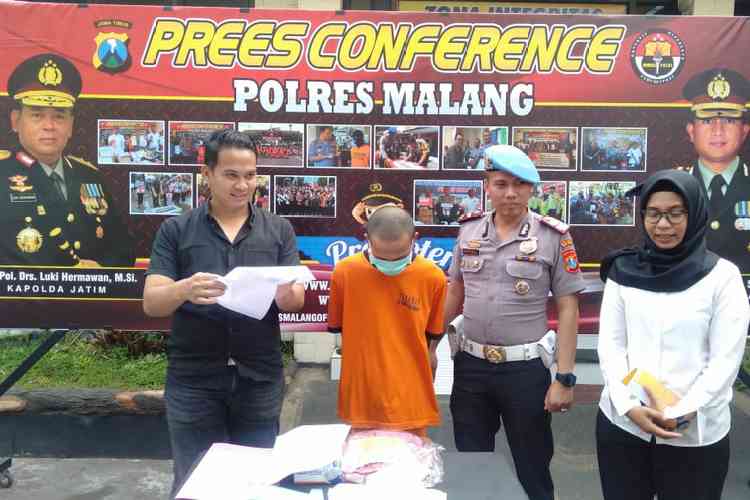 Pelaku ML (tertunduk) saat sesi rilis di Polres Malang. (Istimewa)