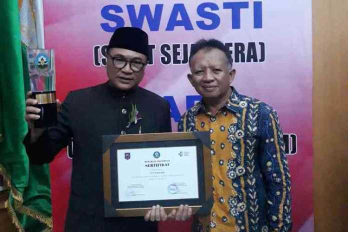 Wakil Wali Kota Malang Sofyan Edi Jarwoko menunjukkan penghargaan Swasti Saba Wistara. (Humas Pemkot Malang)