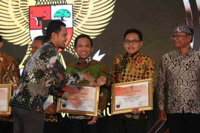 Wali Kota Malang Sutiaji menerima penghargaan PPID Award Kategori Badan Publik Menuju Informatif 2019 di Surabaya, Kamis (28/11). (Humas Pemkot Malang)