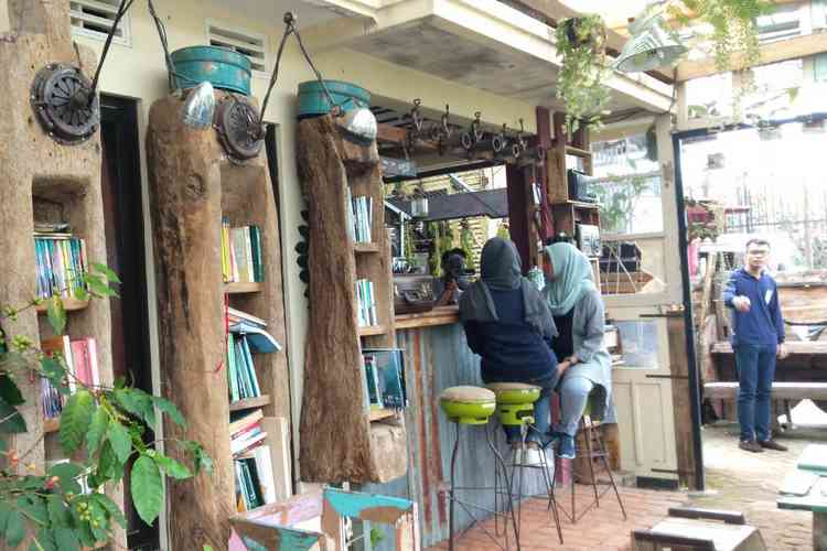 Bingung Cari Tempat Bersantai, Ada Cafe Unik di Kota Batu