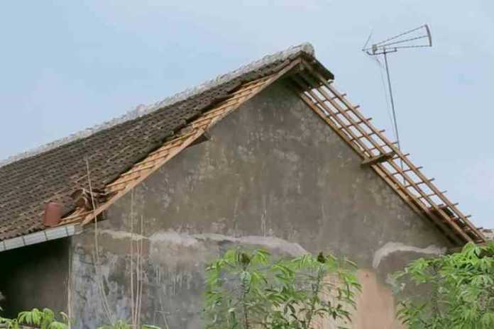 Tampak rumah Warga di Desa Jatiguwi yang rusak akibat hujan deras yang disertai angin kencang. (Istimewa/PB PMI Kabupaten Malang)