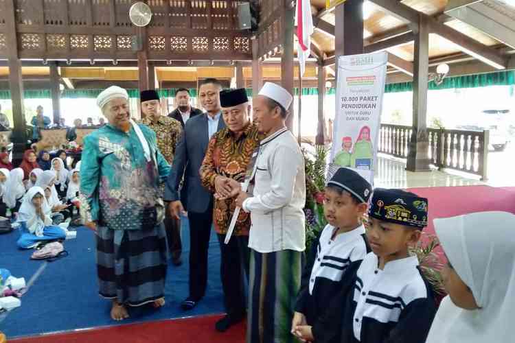 Bupati Malang HM Sanusi, saat memberikan batasan pada salah satu guru di pendopo Kabupaten Malang, Kepanjen. (Toski D).
