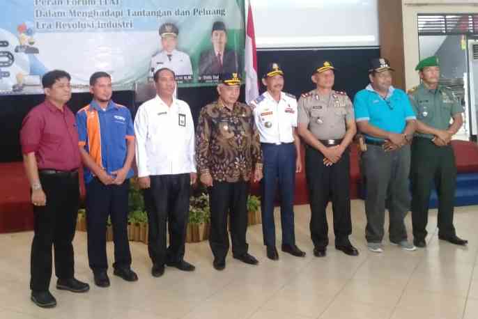 Bupati Malang HM Sanusi (tengah, Baju batik) saat foto bersama anggota FLLAJ. (Toski D).