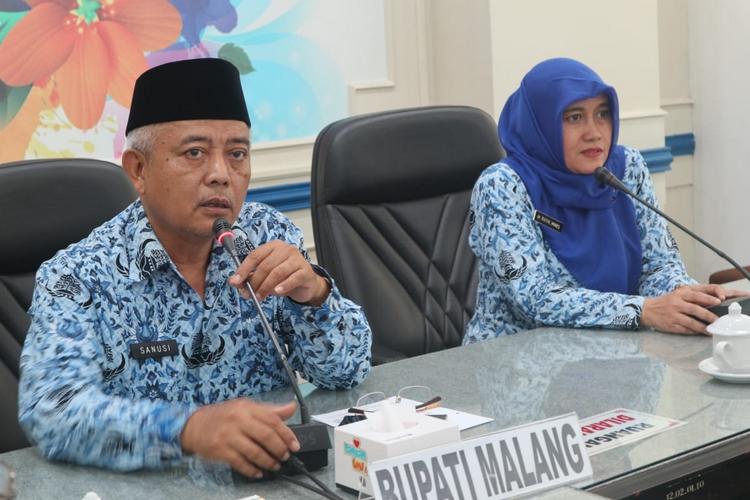 Bupati Malang HM Sanusi (Kiri) saat didampingi Plt. Dinkes Pemkab Malang, Ratih Maharani. (Toski D).
