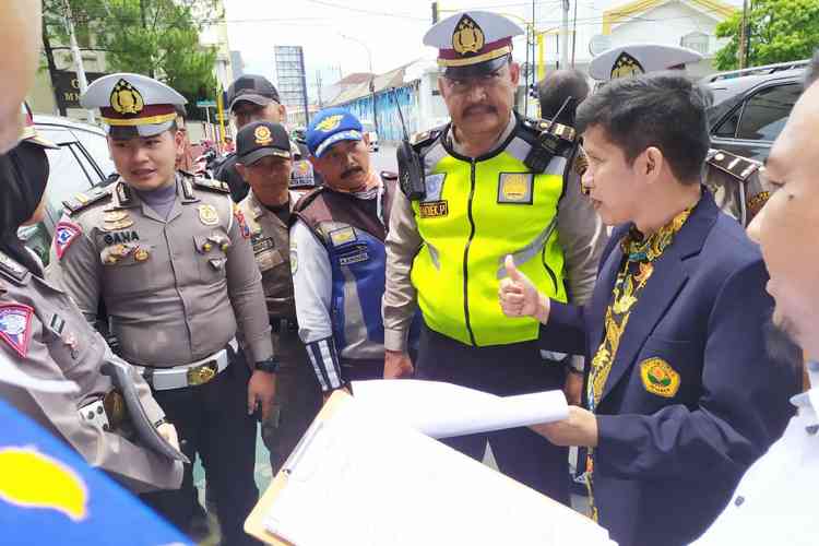 Tim penilai lomba KTL di Kota Malang memberi pemaparan kepada anggota Satlantas Polres Malang Kota. (deny rahmawan)