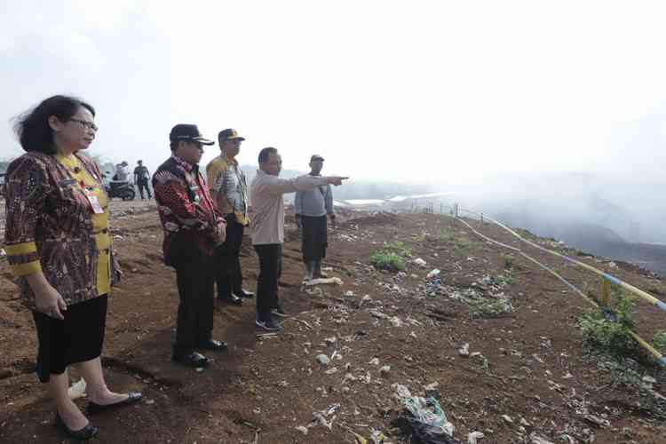 Kepala DLH Kota Malang Rinawati mendampingi Wali Kota Malang Sutiaji sidak TPA Supit Urang, Jumat (8/11). (Humas Pemkot Malang)