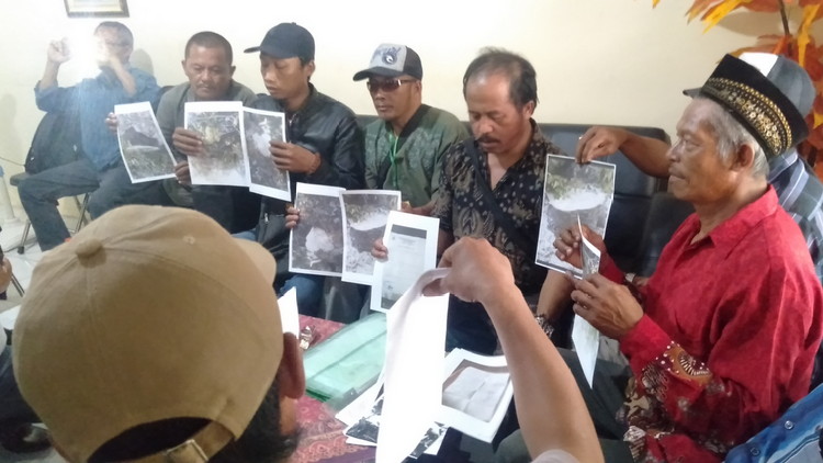 Perwakilan Warga Desa Ngenep saat ditemui awak media di Media Center Polres Malang. (Toski D).