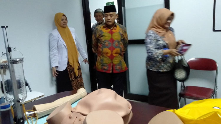 Bupati Malang HM Sanusi saat meninjau fasilitas RS Pendidikan di RSUD Kanjuruhan. (Toski D)