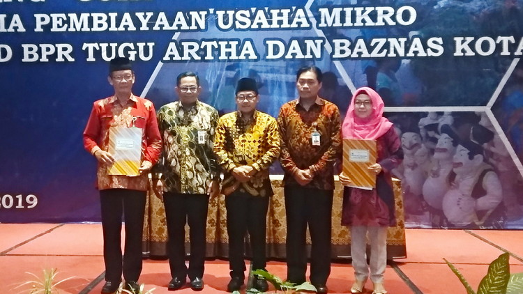 Wali Kota Malang Sutiaji resmi meluncurkan program Ojir BPR Tugu Artha Sejahtera - Baznas Kota Malang di Hotel Savana, Jumat (6/12). (Aziz Ramadani MVoice)