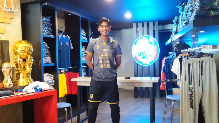 Jayus Hariono menggunakan jersey ketiga Arema FC musim kompetisi 2020. (deny rahmawan)