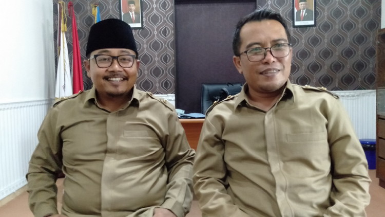 Direktur Utama PD Jasa Yasa, Ahmad Faiz Wildan (berpeci) saat didampingi Direktur Administrasi PD Jasa Yasa Husnul Hakim. (Toski D).