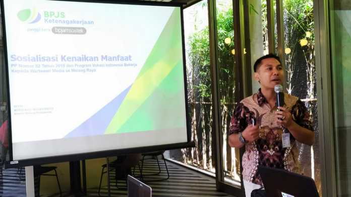 Kabid Pemasaran BPJS Ketenagakerjaan Malang, Nurhadi Wijayanto, menjelaskan soal manfaat baru program BP Jamsostek. (deny rahmawan)