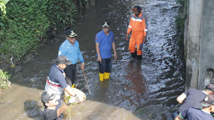Wali Kota Malang Sutiaji dan Wakilnya Sofyan Edi Jarwoko bersih - bersih sungai dari sampah, Jumat (27/12). (Humas Pemkot Malang)