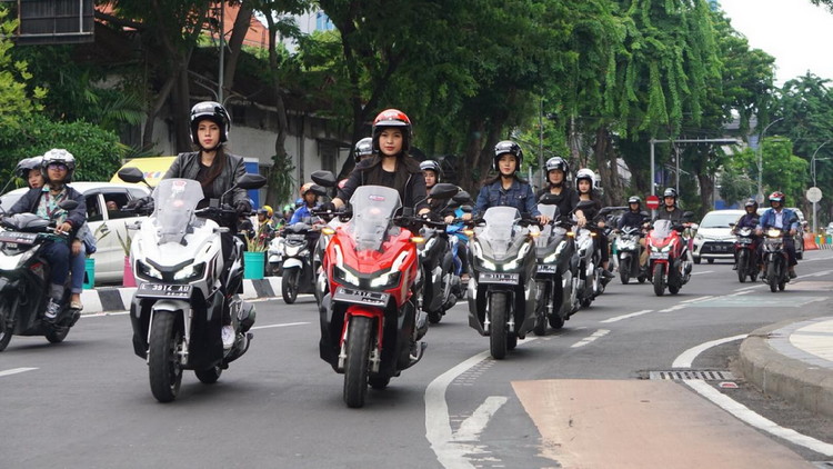 Buktikan Kenyamanan Berkendara, MPM Ajak Konsumen Honda ADV150 Keliling Kota Surabaya